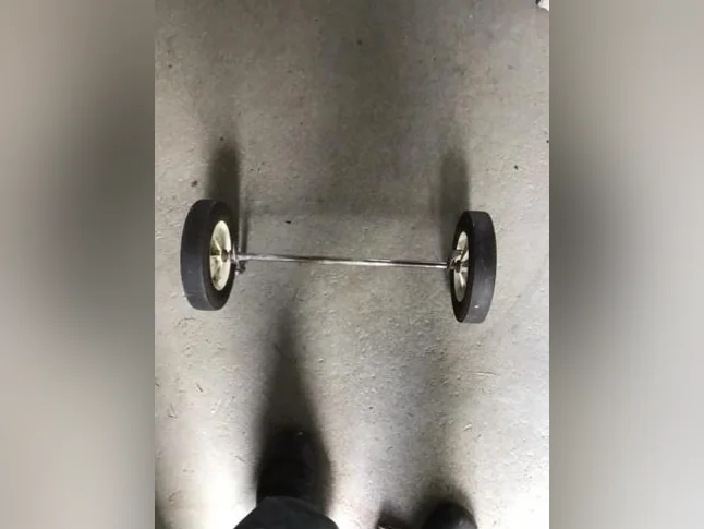 Roues arr. de 8 pouces de diamètre avec l'essieu provenant d'une tondeuse Lawm-Boy.