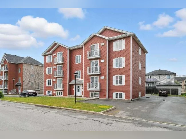 GRAND APPARTEMENT 5 1/2 DE +- 1365 PI.CA THERMOPOMPE/BALCON PRIVÉ AU REZ-DE-JARDIN AU 1ER JANVIER 2027!