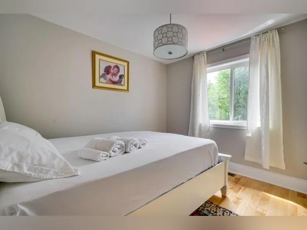 Exceptionnelle villa de luxe sur DEUX étages meublé à louer, grand 5 1/2 , 3 sdb, Saint Sauveur des Monts, conditions à discuter thumbnail 7