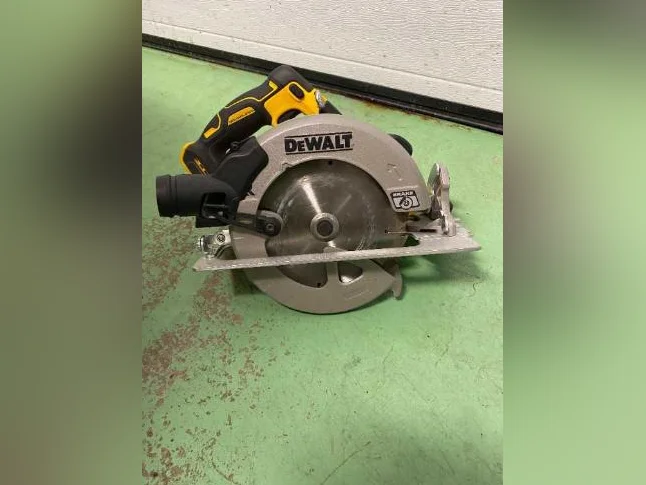 Scie circulaire Dewalt 20 volts 7 1/4po. (sans batterie)