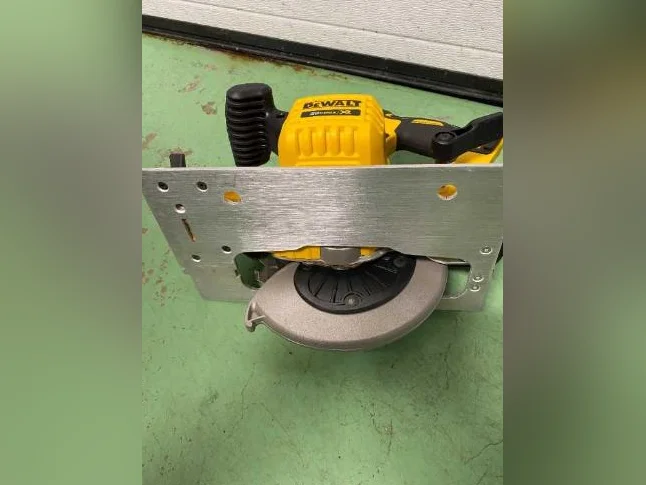 Scie circulaire Dewalt 20 volts 7 1/4po. (sans batterie) thumbnail 3