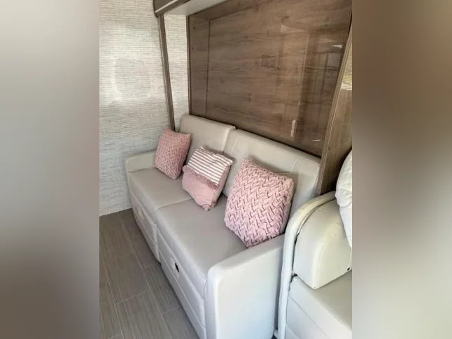 Mercedes Benz Jayco Melbourne Prestige 2023 thumbnail 8