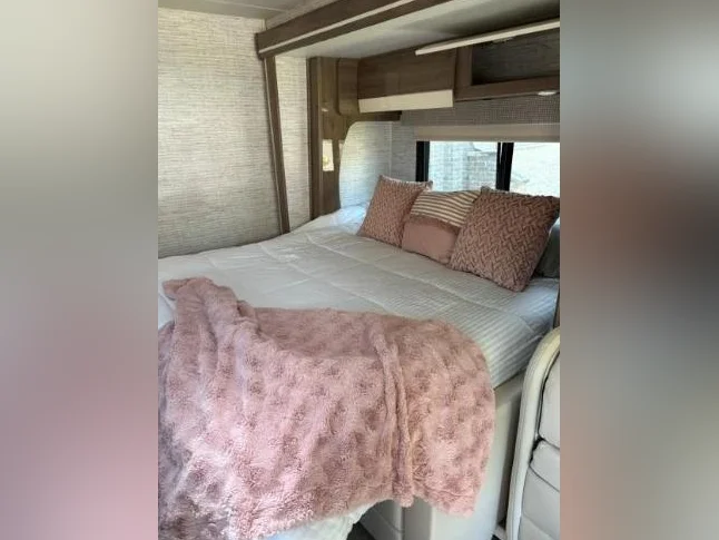Mercedes Benz Jayco Melbourne Prestige 2023 thumbnail 10