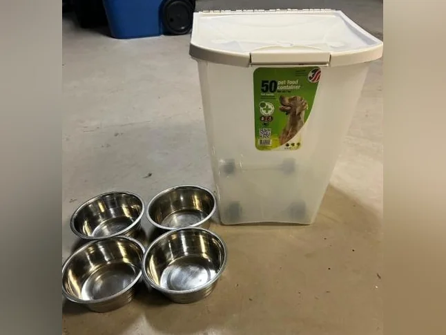 CONTENEUR ET BOLS POUR CHIEN