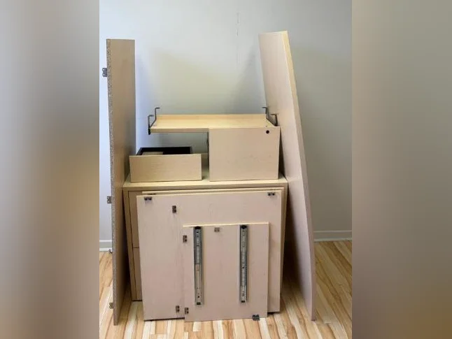 Bureau en mélamine couleur érable à donner – Parfaite condition thumbnail 9