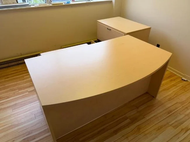 Bureau en mélamine couleur érable à donner – Parfaite condition thumbnail 2
