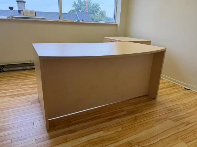 Bureau en mélamine couleur érable à donner – Parfaite condition