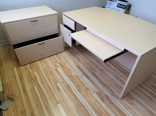 Bureau en mélamine couleur érable à donner – Parfaite condition thumbnail 3