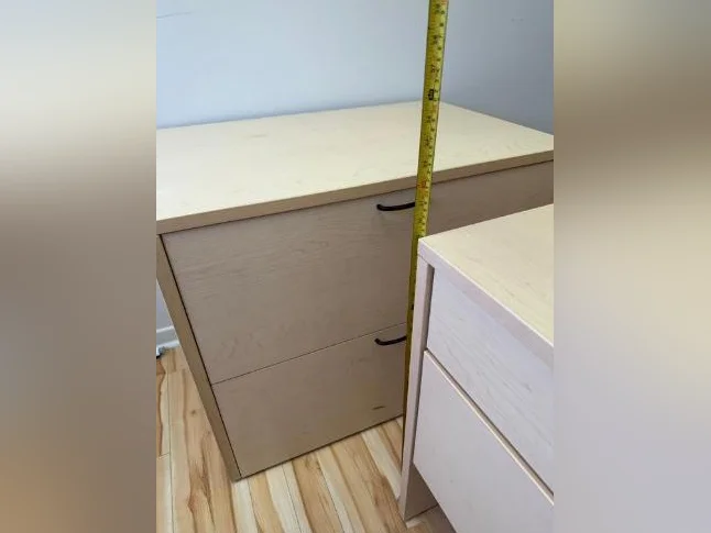 Bureau en mélamine couleur érable à donner – Parfaite condition thumbnail 8