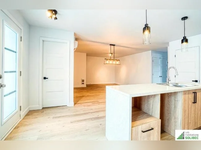 Logement 5 1/2 à louer thumbnail 2