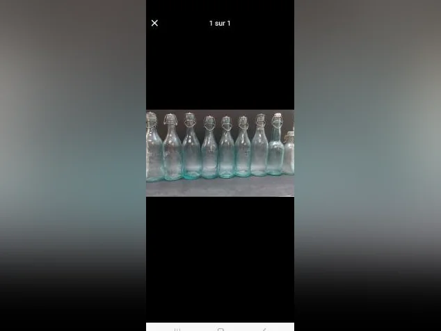 9 Bouteilles en verre moulé bleu-vert entre 1890-1915