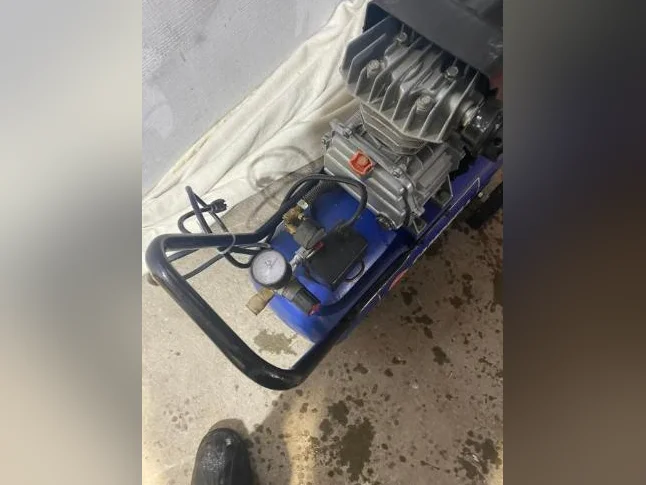 Compresseur 8 gallons très propre fonctionne #1 thumbnail 2