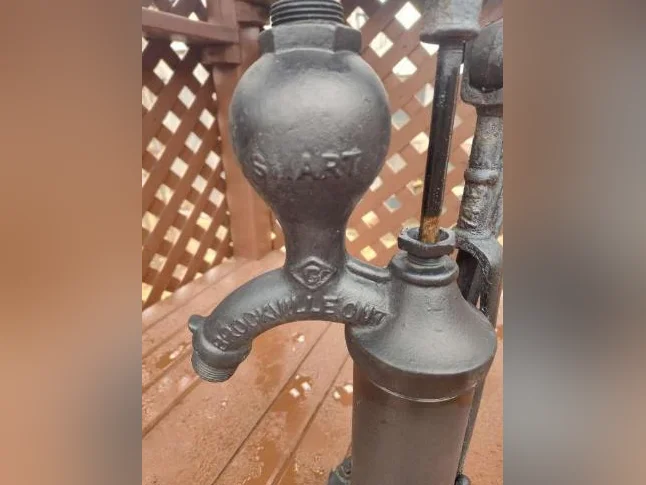 Pompe eau manuel, en fonte de marque Brookville Ont Smart, antique année 1919-1920 environ de 20 po 9po demande 185$ thumbnail 2