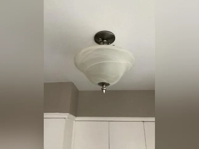 Luminaires pour plafond usagés et toujours fonctionnel!!