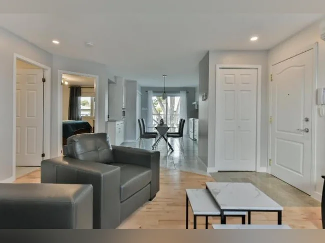 Condo, meublé, tout inclus, Vieux-Longueuil. thumbnail 2