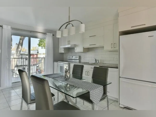 Condo, meublé, tout inclus, Vieux-Longueuil. thumbnail 3