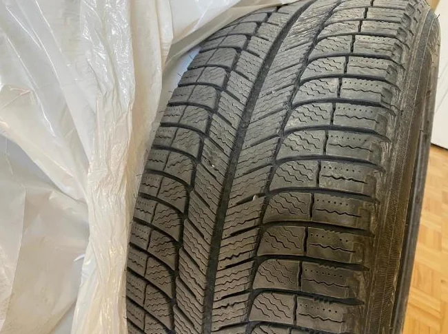 Pneu (4) d'hiver 235/50R18