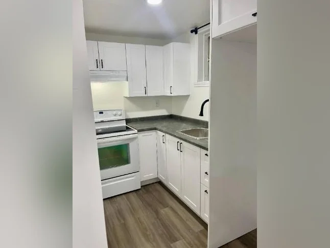 1 CHAMBRE à louer dans un 4 1/2  Rénové thumbnail 2