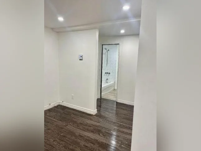1 CHAMBRE à louer dans un 4 1/2  Rénové thumbnail 3