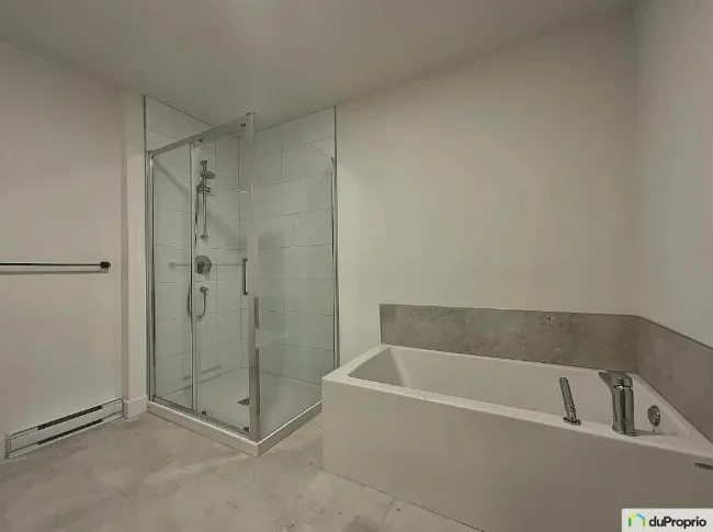 Appartement / Condo - Grand 3 1/2 / stationnement intérieur inclus / 1 mois payé thumbnail 4