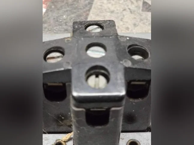 Prise Leviton 220V 50 A 3 pôles thumbnail 2