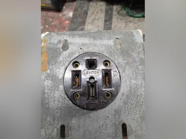 Prise Leviton 220V 50 A 3 pôles
