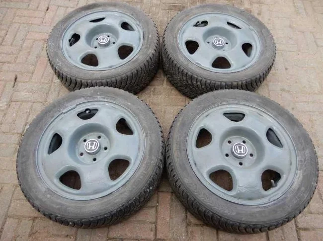 4 PNEUS D'HIVER SUR JANTES HONDA