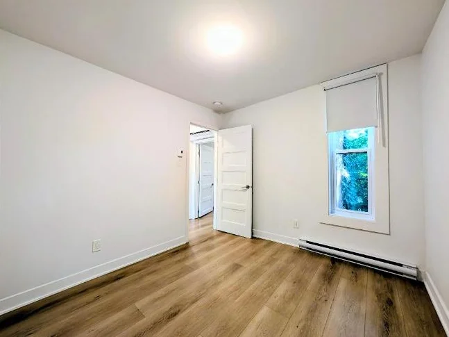 **Because You Deserve Renovated 4 1/2 TOP FLOOR, Metro Lasalle,Verdun** thumbnail 7