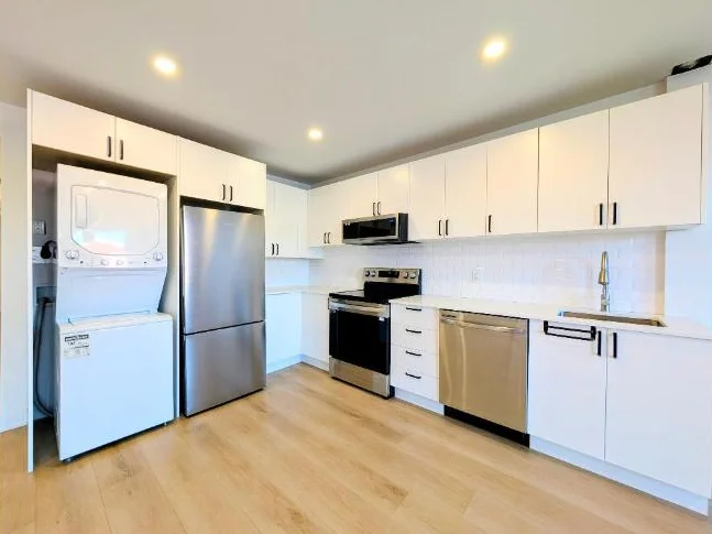 **Because You Deserve Renovated 4 1/2 TOP FLOOR, Metro Lasalle,Verdun** thumbnail 3