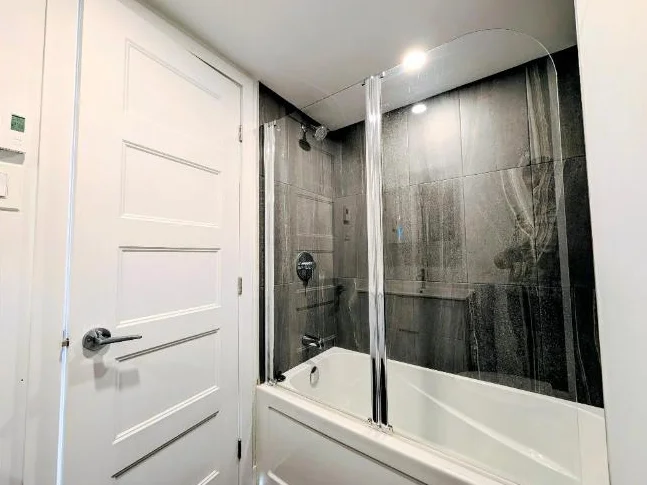 **Because You Deserve Renovated 4 1/2 TOP FLOOR, Metro Lasalle,Verdun** thumbnail 9