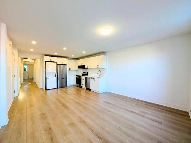 **Because You Deserve Renovated 4 1/2 TOP FLOOR, Metro Lasalle,Verdun** thumbnail 2