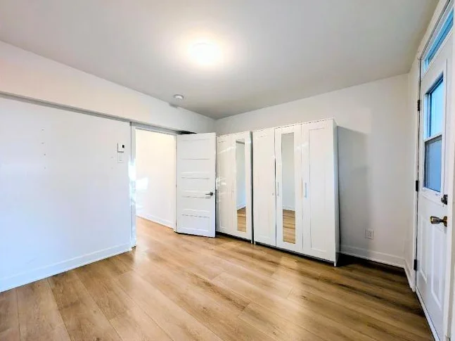 **Because You Deserve Renovated 4 1/2 TOP FLOOR, Metro Lasalle,Verdun** thumbnail 5