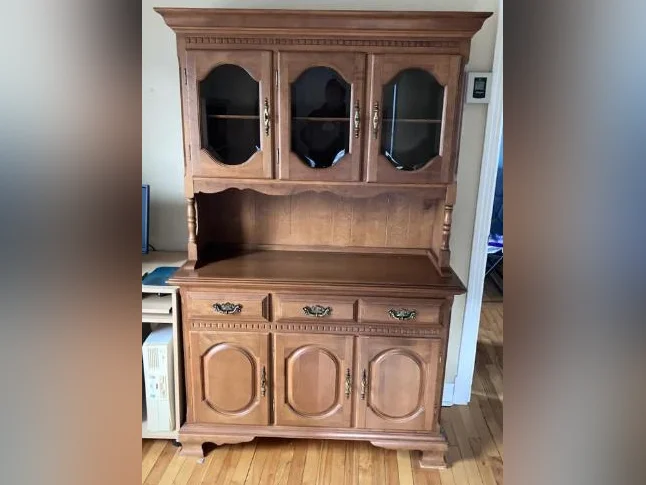 Très beau vaissellier/buffet en bois massif (livraison possible)