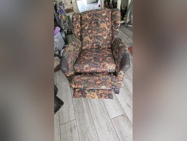 Deux fauteuils ( bergère)aucun lbourgogne inclinable 2 positions en tissus et cuir ( appuie-main ) 20$ chaque 2 pour 35$ thumbnail 3