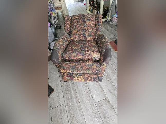 Deux fauteuils ( bergère)aucun lbourgogne inclinable 2 positions en tissus et cuir ( appuie-main ) 20$ chaque 2 pour 35$ thumbnail 4
