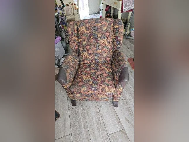 Deux fauteuils ( bergère)aucun lbourgogne inclinable 2 positions en tissus et cuir ( appuie-main ) 20$ chaque 2 pour 35$ thumbnail 2