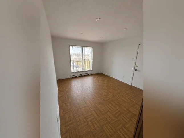 🏡 À LOUER – Grand 4½ à St-Constant 📍 Rue Lanctot | Disponible 1er août 💰 1 395 $ / mois thumbnail 3