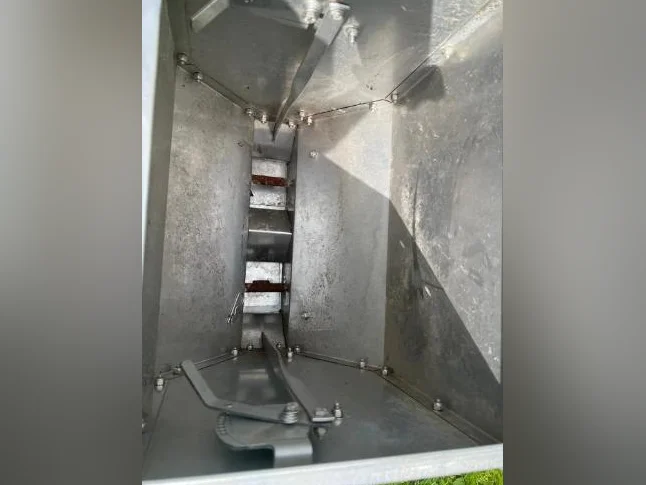 MANGEOIRE HUMIDE/SEC DU SEVRAGE À L'ENGRAISSEMENT pour porc $50,pour les deux . thumbnail 5