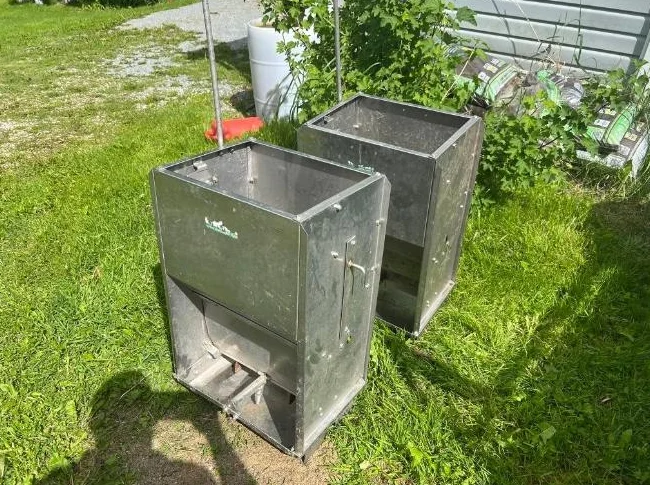 MANGEOIRE HUMIDE/SEC DU SEVRAGE À L'ENGRAISSEMENT pour porc $50,pour les deux .