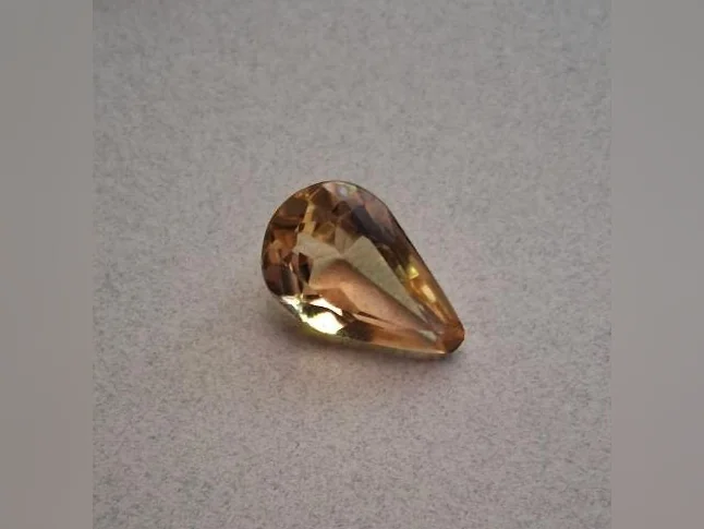 Pierre précieuse de citrine taille poire 9.5ct, 19.9x12.6 mm.