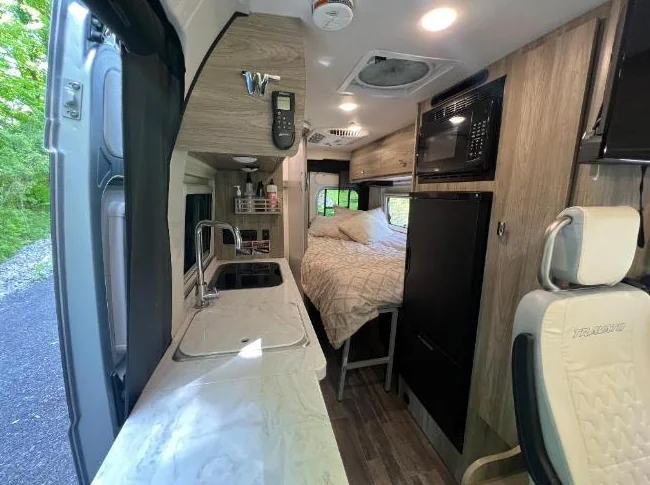 Van Winnebago Travato 21pi thumbnail 2
