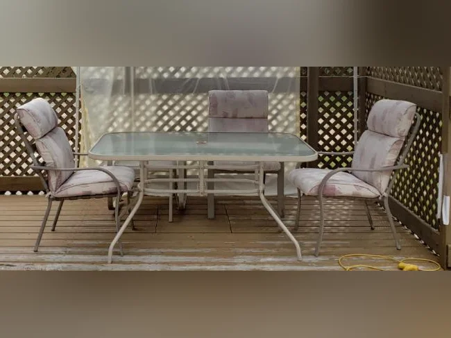 Table + 4 chaises.