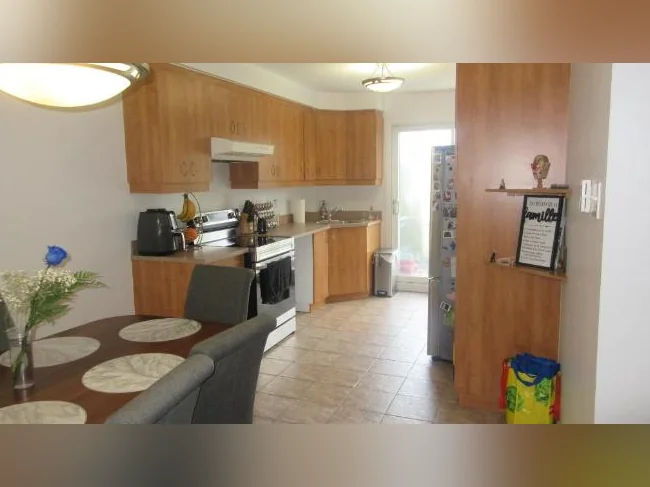 Magnifique grand 5 ½ à louer, haut de duplex, situé en face d'un parc à Anjou