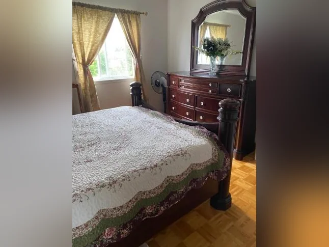 Mobilier de chambre à coucher thumbnail 2