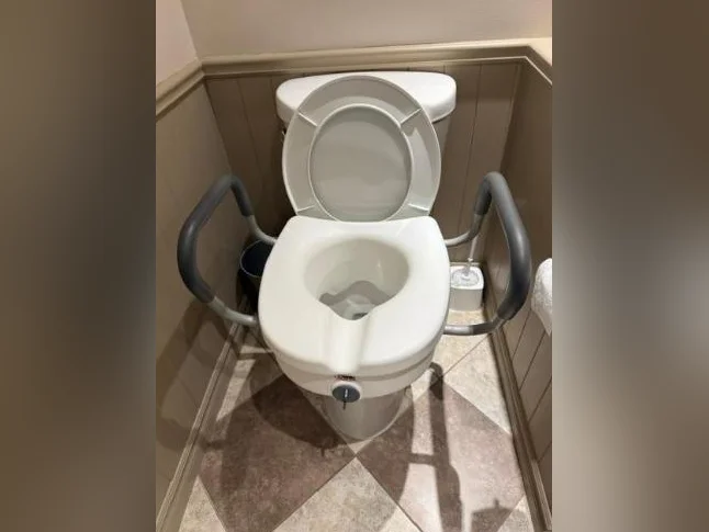 Siège de toilette surélevé avec poignées Carex E-Z Lock idéale pour résident en R.P.A.
