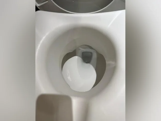 Siège de toilette surélevé avec poignées Carex E-Z Lock idéale pour résident en R.P.A. thumbnail 3