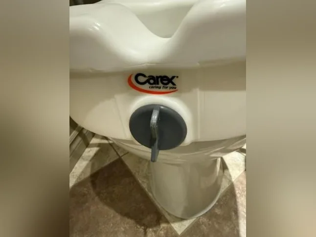 Siège de toilette surélevé avec poignées Carex E-Z Lock idéale pour résident en R.P.A. thumbnail 2
