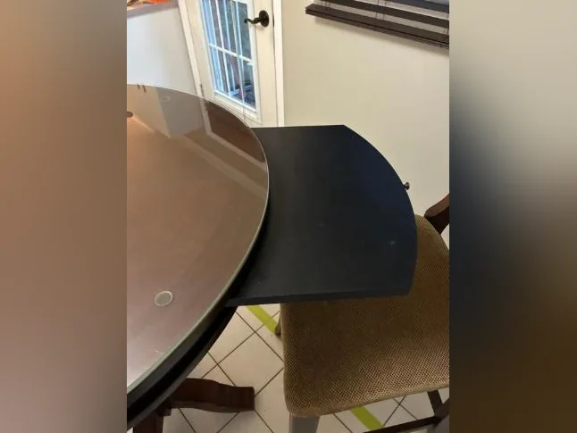 Table haute bistro avec chaises