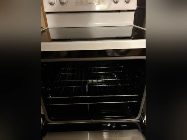 Poêle et frigidaire comme neuf utilisée 2 mois thumbnail 2