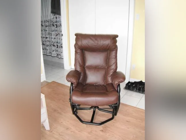 FAUTEUIL EN CUIR, BERÇANT, PIVOTANT, INCLINABLE, DE MARQUE PEL